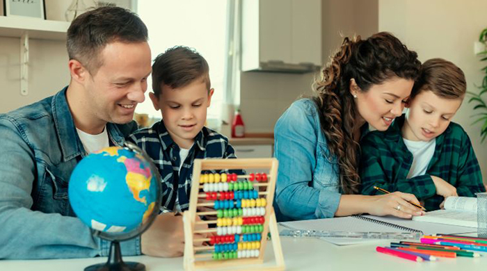Foto di genitori che educano i propri figli